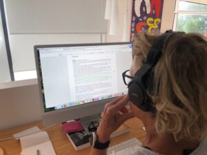 Póki wiona nie umilkła przy biurku